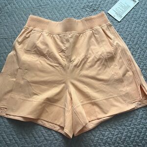 Lululemon Stretch Woven
Relaxed-Fit HR Short 4"